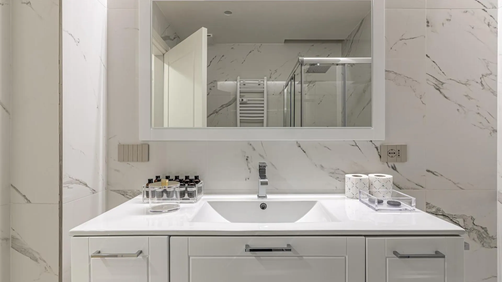 Montenapoleone - Charming Apartment 밀라노
